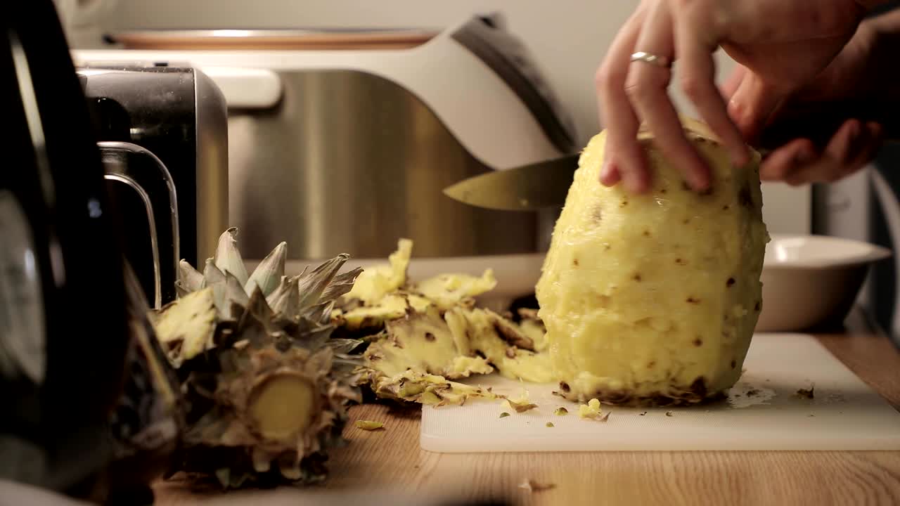 파인애플을 잘라내는 클로즈업