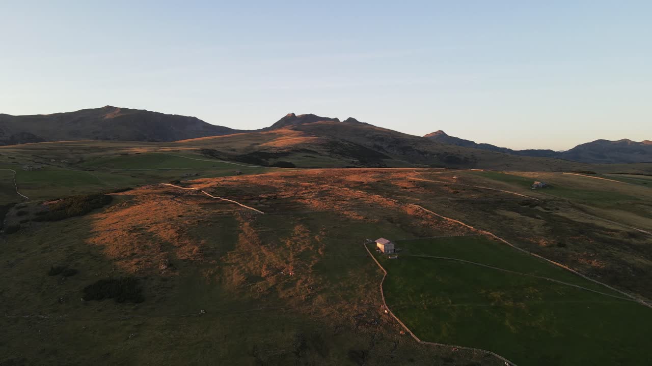 오두막과 농지가 있는 일몰 동안 알프스의 공중 드론 샷, 아름다운 자연