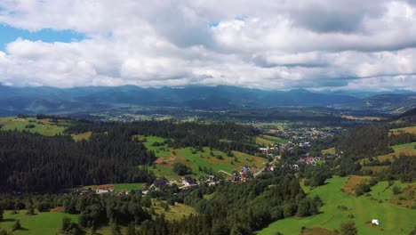 Vista-Aérea-Del-Hermoso-Paisaje-De-Montaña-Zakopane,-Montañas-Tatra,-Polonia