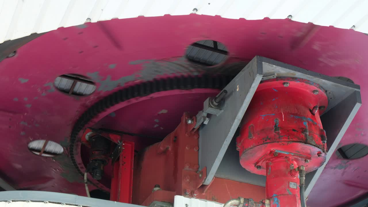 케이블카의 메커니즘의 비디오 - 알타이 마을 belokurikha 근처의 tserkovka 산에 케이블웨이의 엔진 메커니즈.