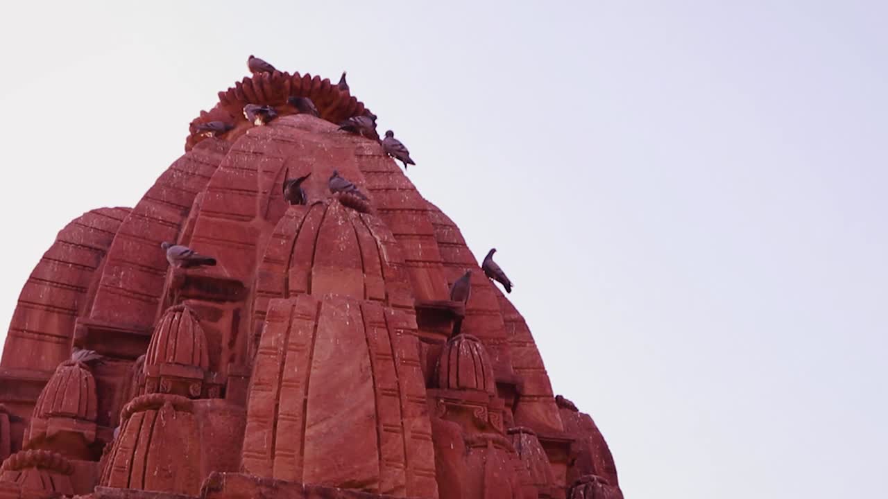 arquitectura del antiguo templo hindú de piedra roja desde un ángulo único en el día
