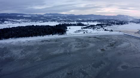 Toma-Aérea-Sobre-La-Hermosa-Baie-Saint-paul-En-Invierno