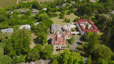 Toma-En-ángulo-Alto-De-Residencias-De-Lujo-Entre-árboles.-Grandes-Casas-Rodeadas-De-Rica-Vegetación.-Ciudad-Del-Cabo,-Sudáfrica