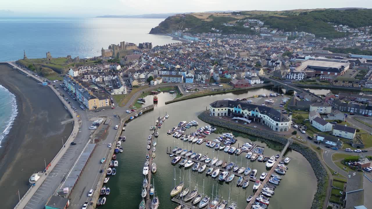 imágenes de drones en un día de verano en uk gales aberystwyth alrededor de la playa, el puerto, la costa, el acantilado y el frente de la ciudad-16