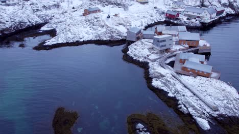 un tranquilo y pintoresco pueblo desvelado con una manta de nieve y agua de mar