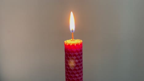 una vela de panal roja ardiente