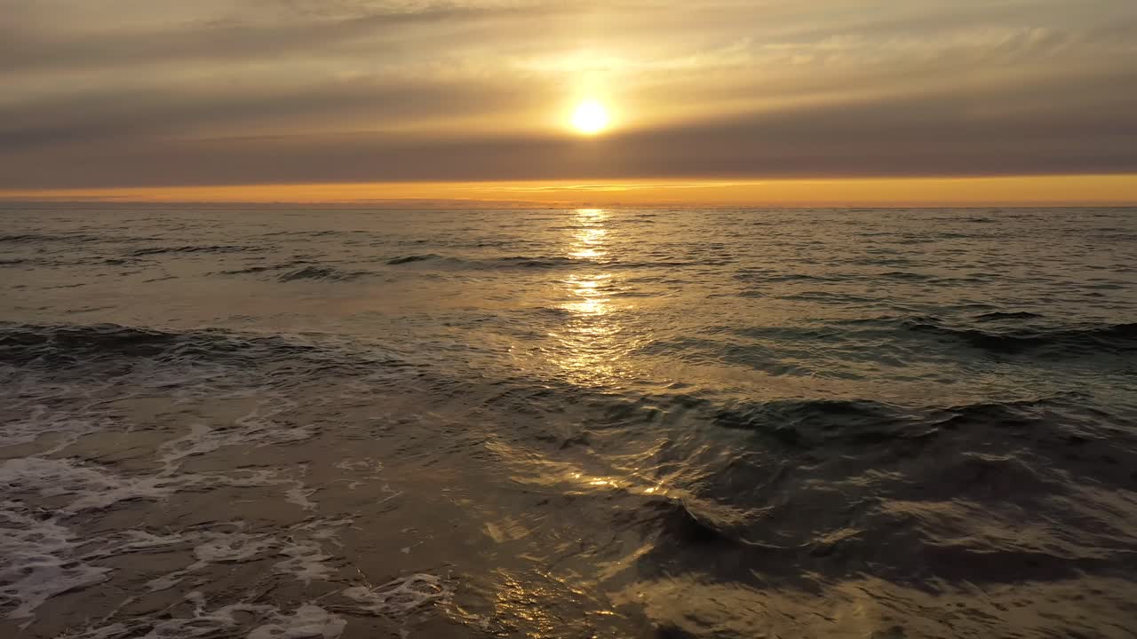 바다 위 의 아름다운 일몰 의 공중 사진. 노르웨이 의 로포텐 군도 의 해변.