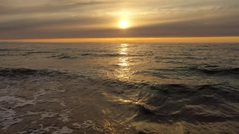 vista aérea de una hermosa puesta de sol sobre el mar. playa del archipiélago de lofoten, noruega.