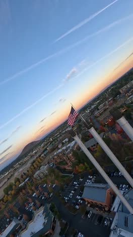 Cámara-Cinematográfica-Vertical-Aérea-Lenta-De-La-órbita-De-La-Bandera-En-Oregon-Central