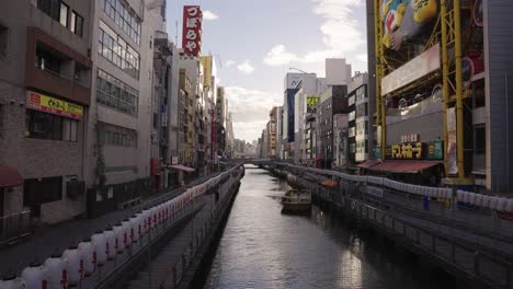 Dotonbori-fluss-Und-Gebäude-Von-Osaka,-Japan