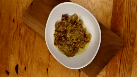 el chef está vertiendo salsa en el yogur en el plato en cámara lenta