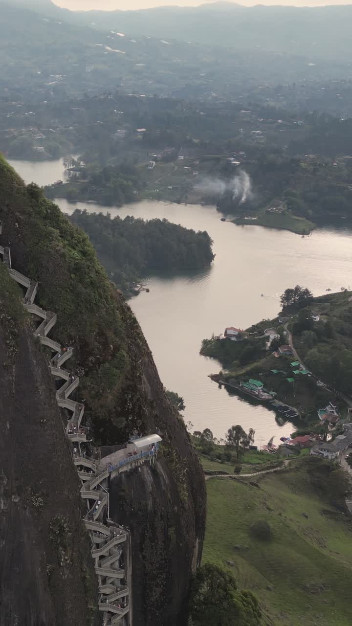 piedra del peñol en guatape, antioquia, desde arriba, modo vertical