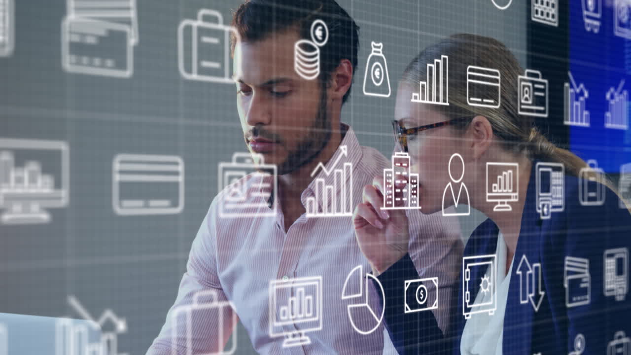 animación de múltiples iconos sobre compañeros de trabajo caucásicos compartiendo ideas mientras usan la computadora portátil en la oficina