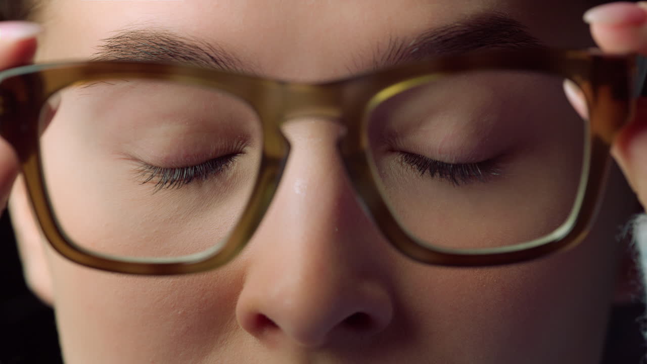 marco de una mujer de negocios con gafas en la oficina, una chica quitándose las gafas.