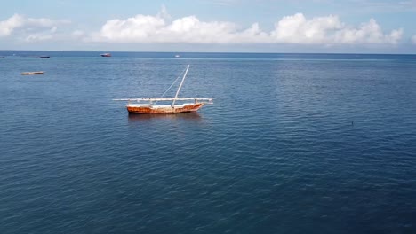 vista aérea del barco tradicional de zanzíbar en la playa de nungwi, isla africana, tanzania, viaje en barco