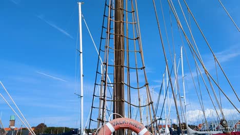 Blick-Auf-Ein-Altes-Segelschiff-Und-Einen-Mast-Mit-Radar-Im-Hafen-–-Neigungsaufnahme