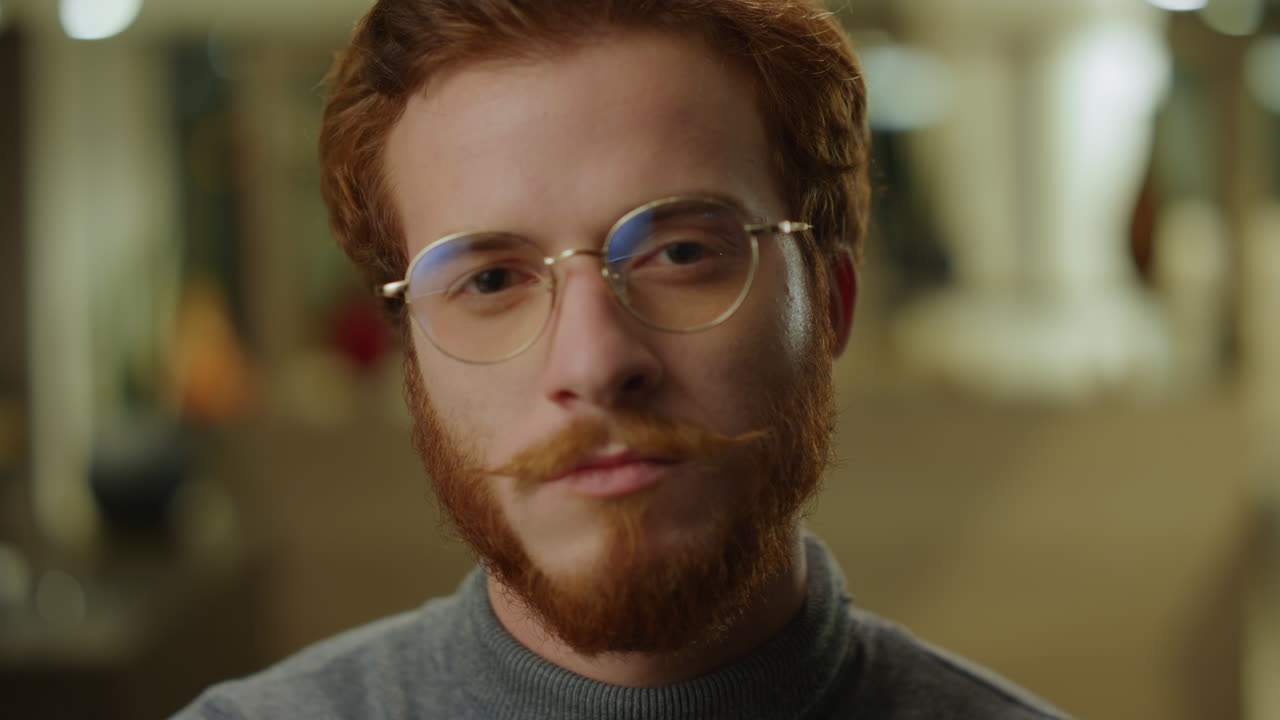 homem de negócios confiante de pé no saguão. programador olhando para a câmera dentro de casa