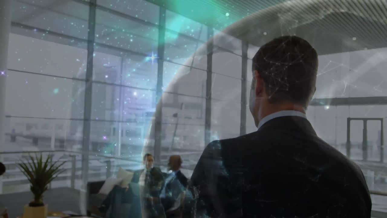 animación del globo y redes de conexiones sobre empresario de raza mixta en el cargo