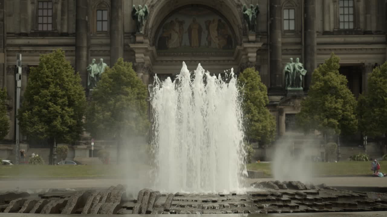 fuente en lustgarten, berlín en un día soleado con el berliner dom en el fondo
