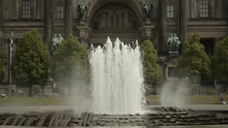 Fountain-in-Lustgarten,-Berlin-on-a-sunny-day-with-the-Berliner-Dom-in-the-background