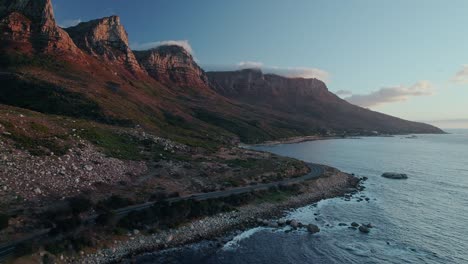 Malerische-Fahrt-Auf-Der-Victoria-Road-Mit-Den-12-Aposteln-Und-Dem-Tafelberg-Nationalpark-In-Kapstadt,-Südafrika