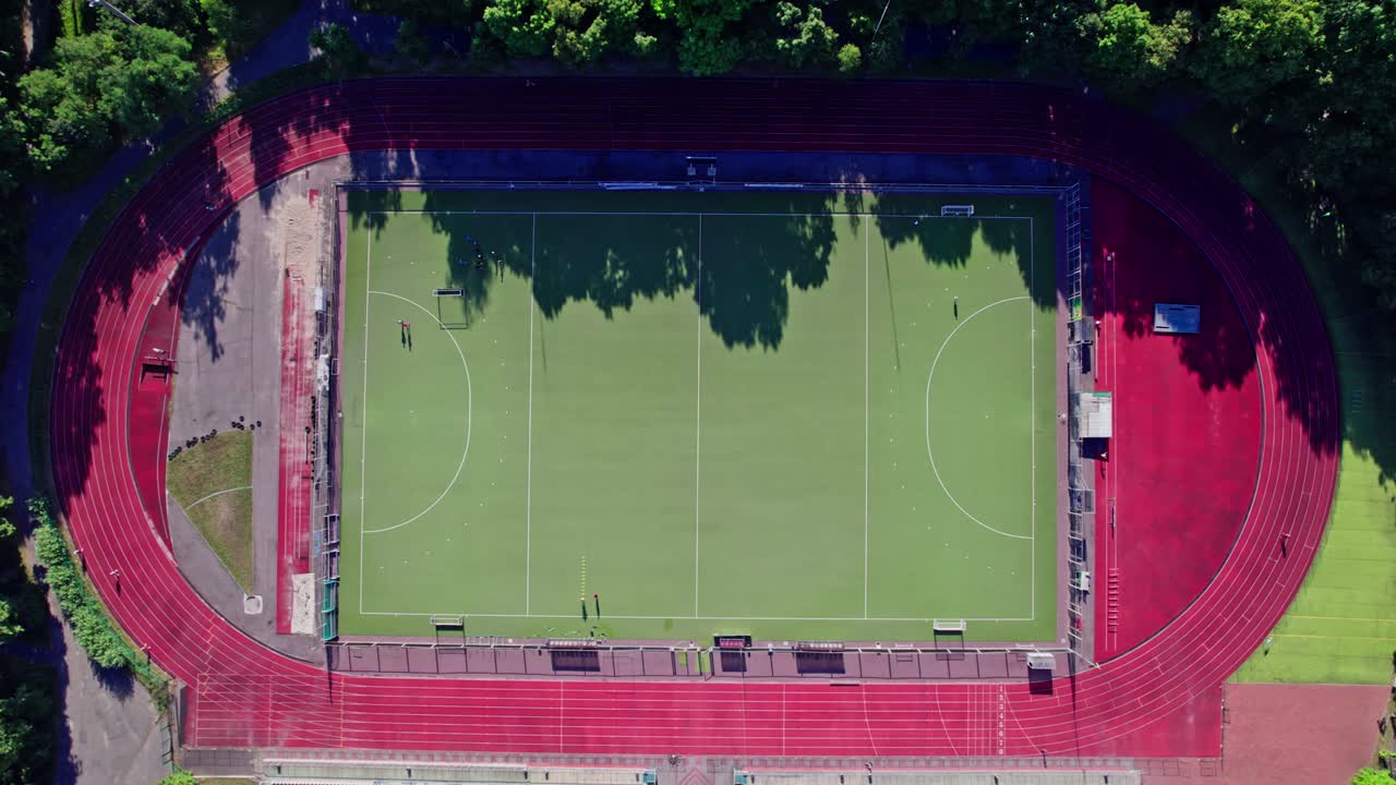 здания на улице в небольшом городе с пустым футбольным полем