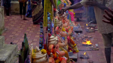 agua en la estatua de ganpati ganesh visarjan