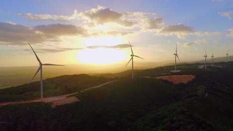 Energía-Limpia-Generada-Por-Turbinas-Eólicas-Con-Vistas-A-Una-Hermosa-Puesta-De-Sol