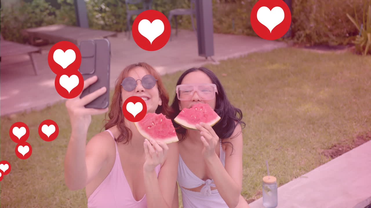 sosteniendo rebanadas de sandía y tomando selfies, mujeres con iconos de corazón animación