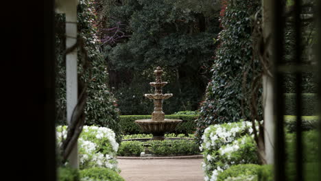 fuente de agua de estilo victoriano en un jardín verde y cuidado