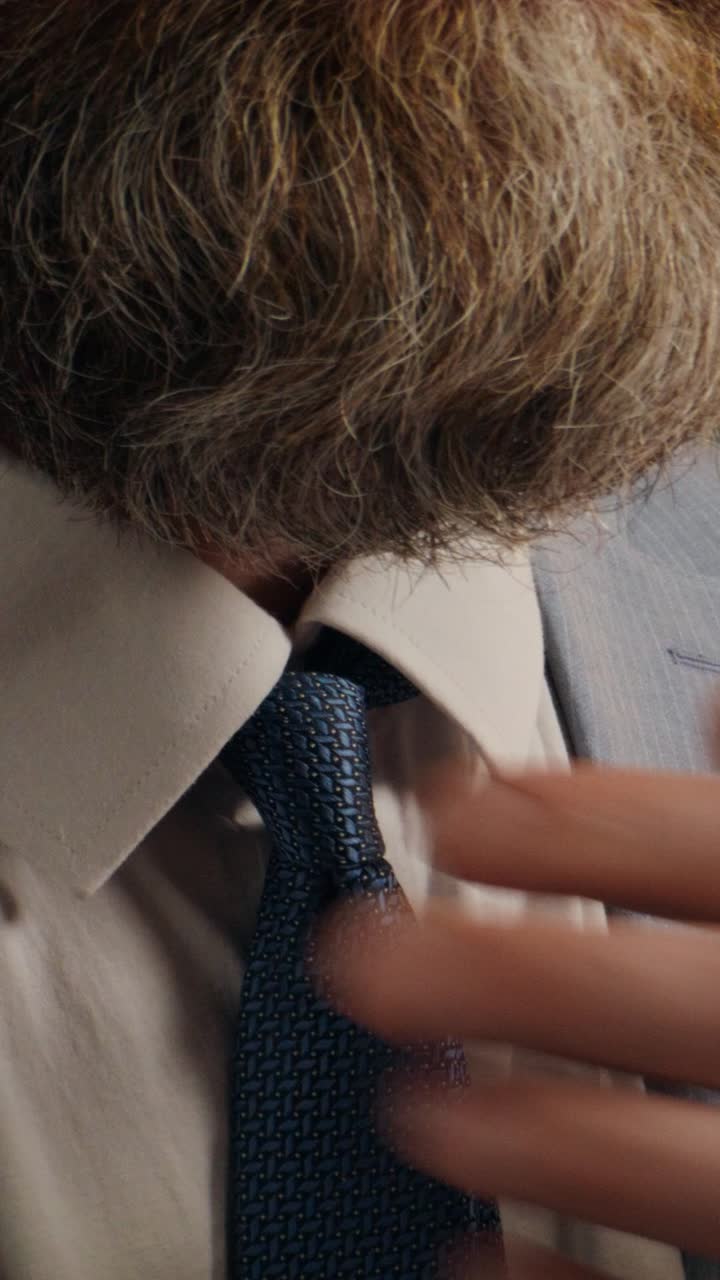 타이를 조정하는 남자