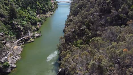 Cataract-gorge-river,-in-Launceston,-Tasmania,-Australia