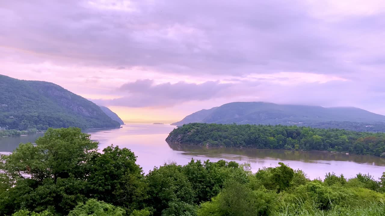 Pemandangan Lembah Sungai Hudson dari West Point, Akademi Militer Amerika Serikat.