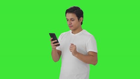 Hombre-Indio-Feliz-Desplazándose-Por-La-Pantalla-Verde-Del-Teléfono