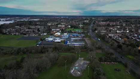 edificios y zona residencial en la ciudad de harlow, essex, inglaterra, reino unido