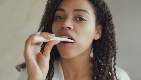 mujer comiendo