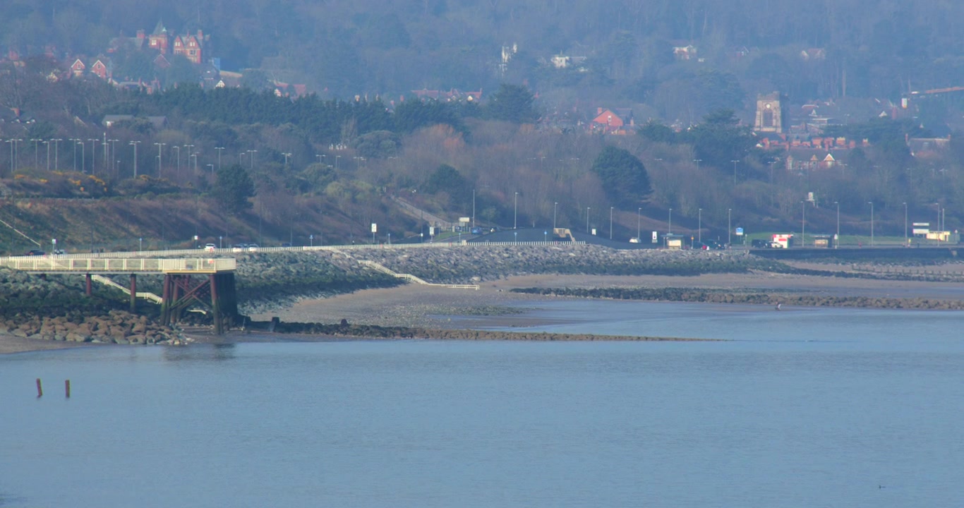 Zoomata lunga sul lungomare occidentale a Old Colwyn, Galles del nord
