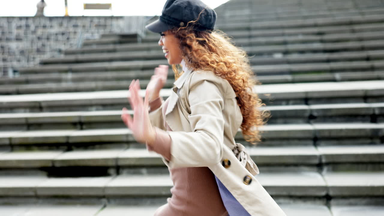 mujer, baile y ciudad con libertad