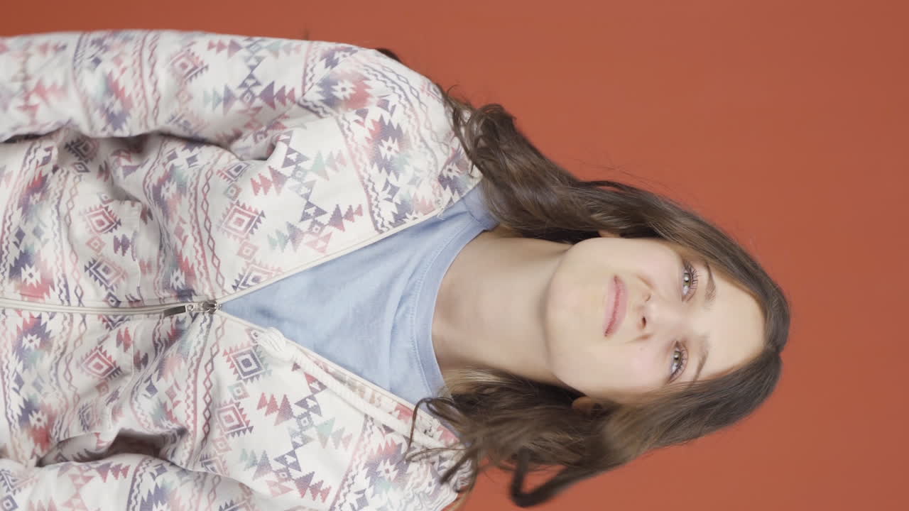 el video vertical de la joven mirando a la cámara es picazón.