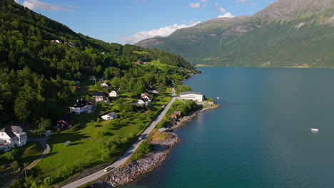 Carretera-55-A-Lo-Largo-De-Lustrafjorden-Cerca-Del-Pueblo-De-Lustre-Durante-El-Verano-En-La-Costa-Oeste-De-Noruega