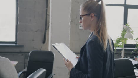 colaboración empresarial en la oficina moderna