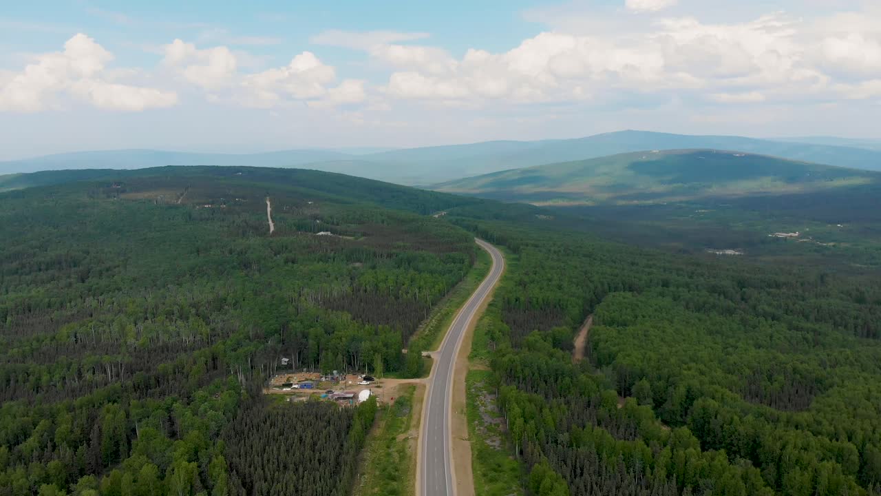 video de dron de 4k de la autopista elliott a través de montañas blancas cerca de fox, alaska el día de verano
