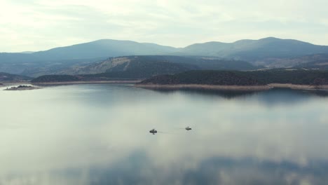 Boats-On-The-Tranquil-Lake-At-Flaming-Gorge-Reservoir,-Wyoming,-USA---aerial-shot