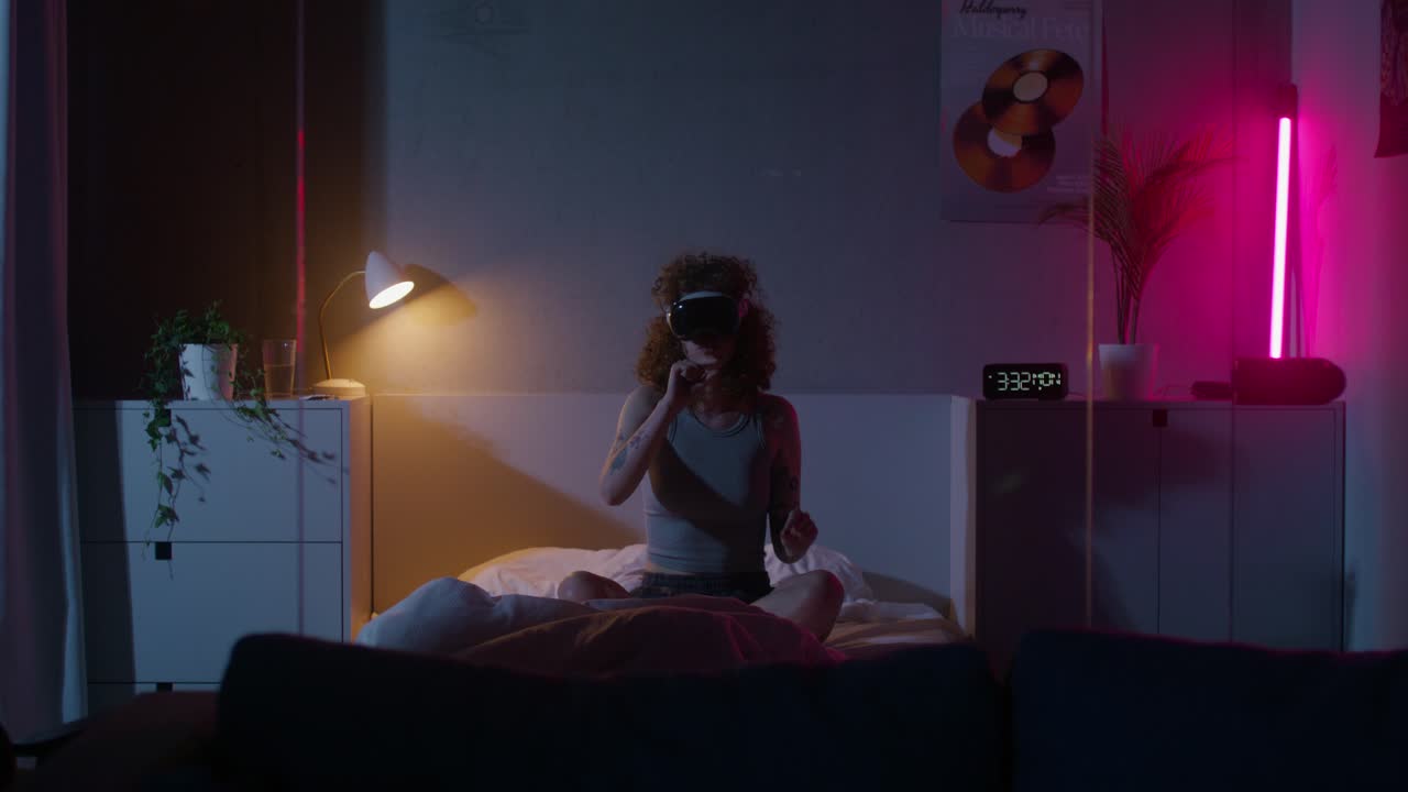 женщина в vr-гарнитуре в спальне ночью
