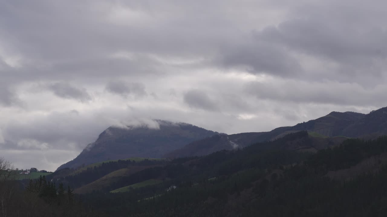 timelapse del paisaje de la naturaleza española, colinas y día nublado con niebla o neblina