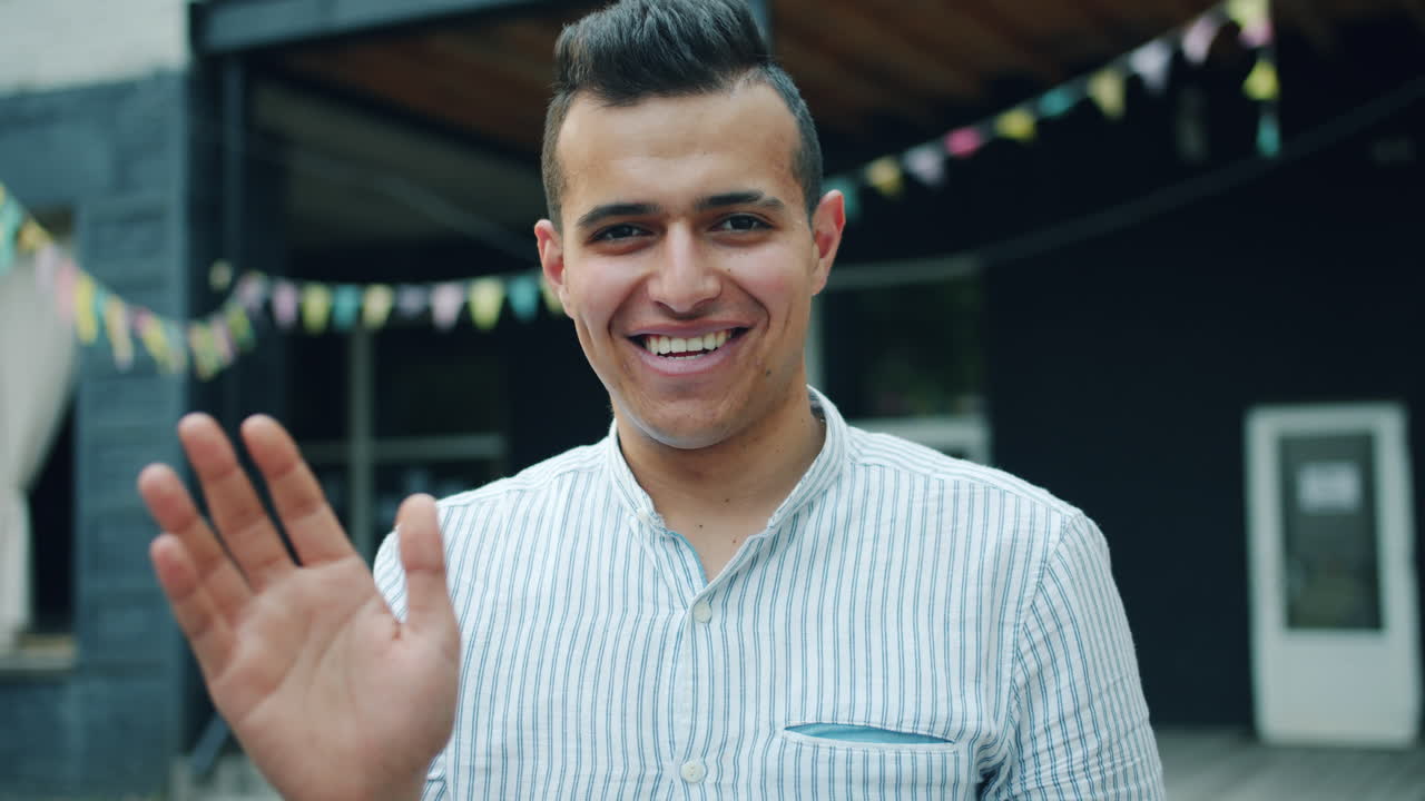 hombre saludando y sonriendo