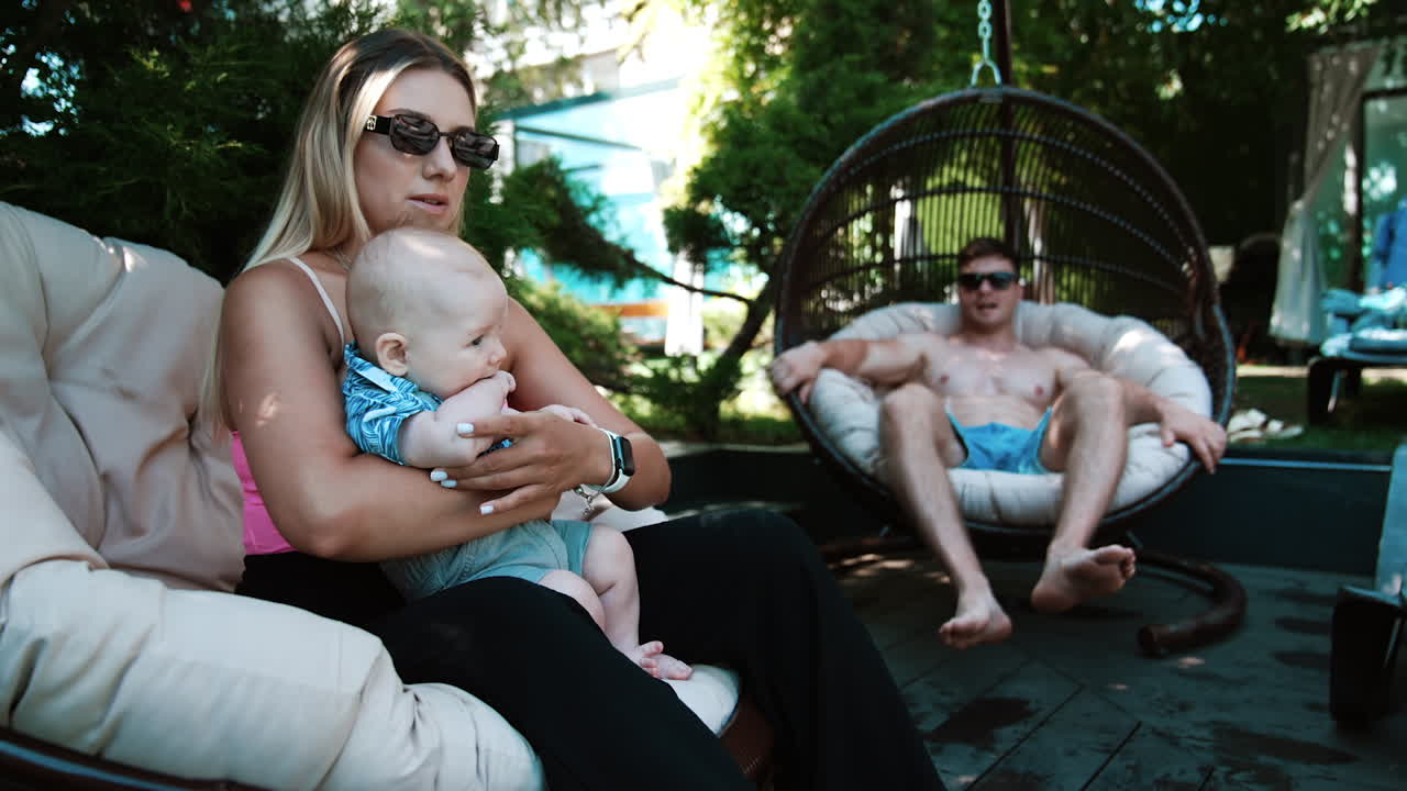 Familie nyder en sommerdag udendørs
