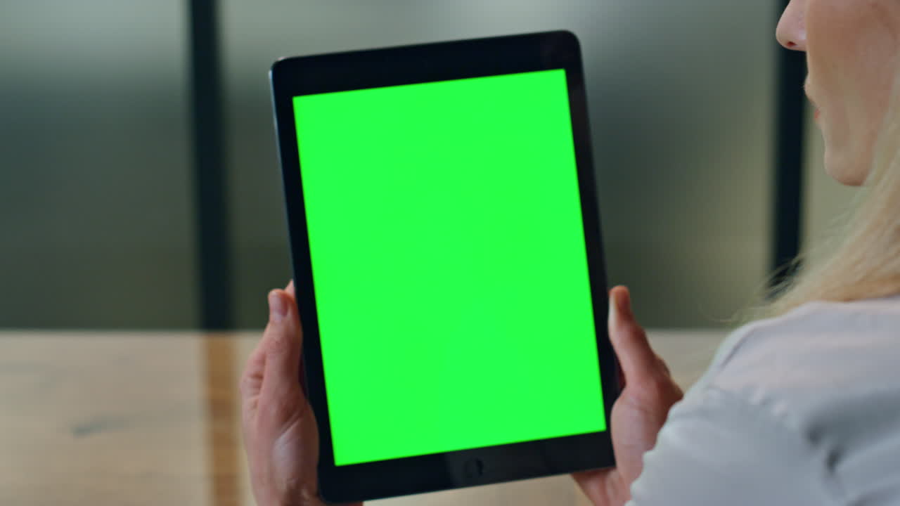 pantalla verde mujer con las manos en la oficina de cerca. dama mirando la computadora