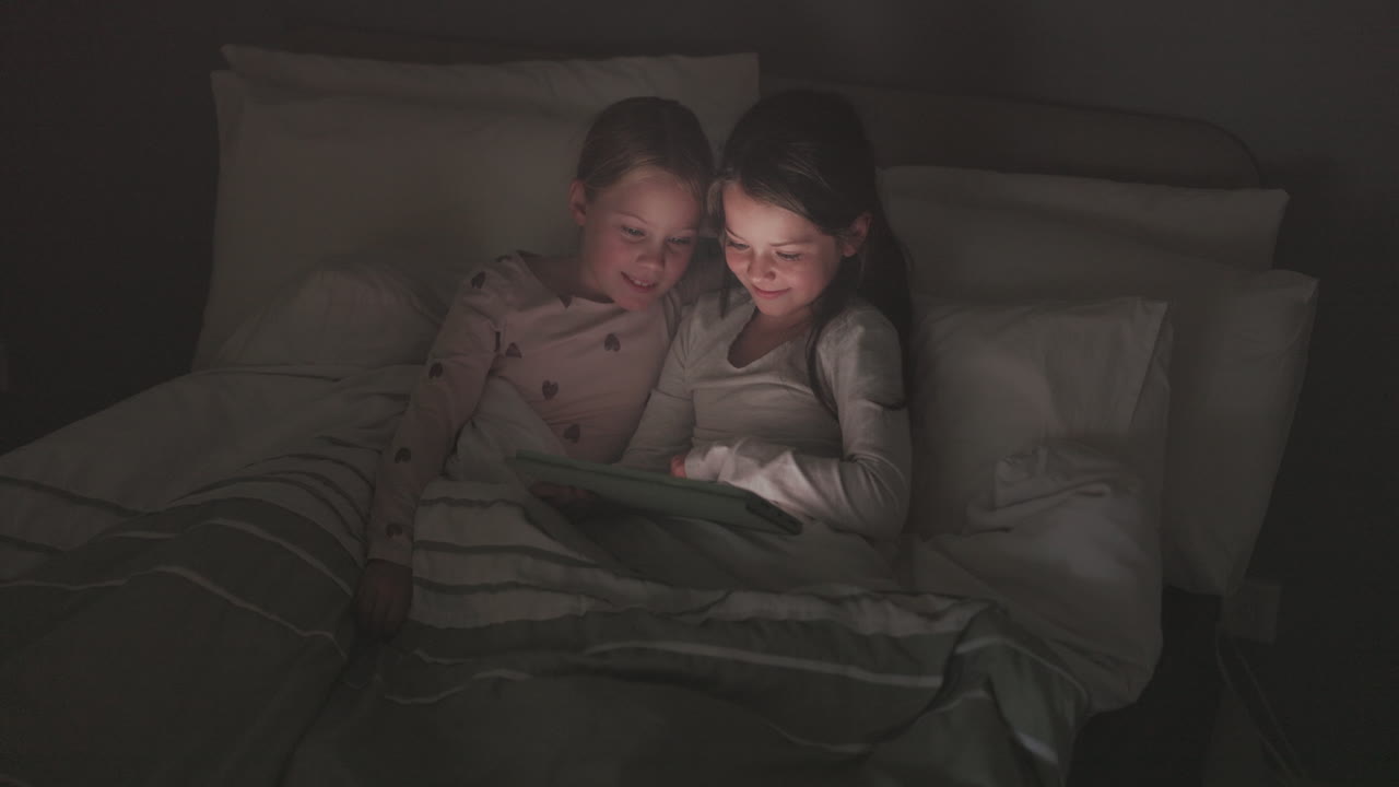 таблетка, ночь и расслабиться с детьми в спальне
