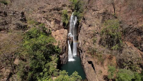 vista aérea de la cascada encontro en el complejo macaquinhos, chapada dos veadeiros, brasil